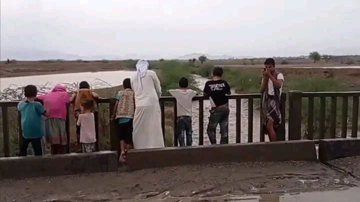 بعد جفاف وحر قاسٍ.. أمطار غزيرة وصواعق رعدية شهدتها حيس دون تسجيل أي أضرار