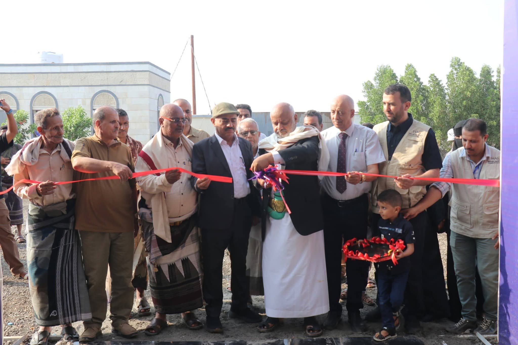 محافظ الحديدة يدشن مشروع كسوة عيد الفطر بتمويل خلية الأعمال الإنسانية