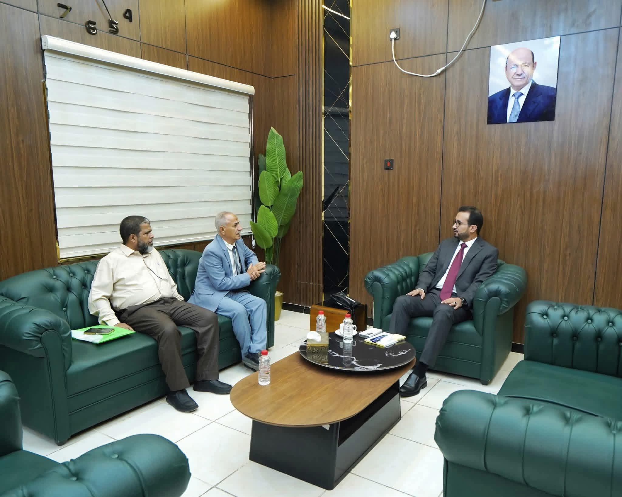 وزير الخدمة المدنية يناقش تسويات الكادر الأكاديمي لجامعات الحديدة وسبأ وشبوة وحجة