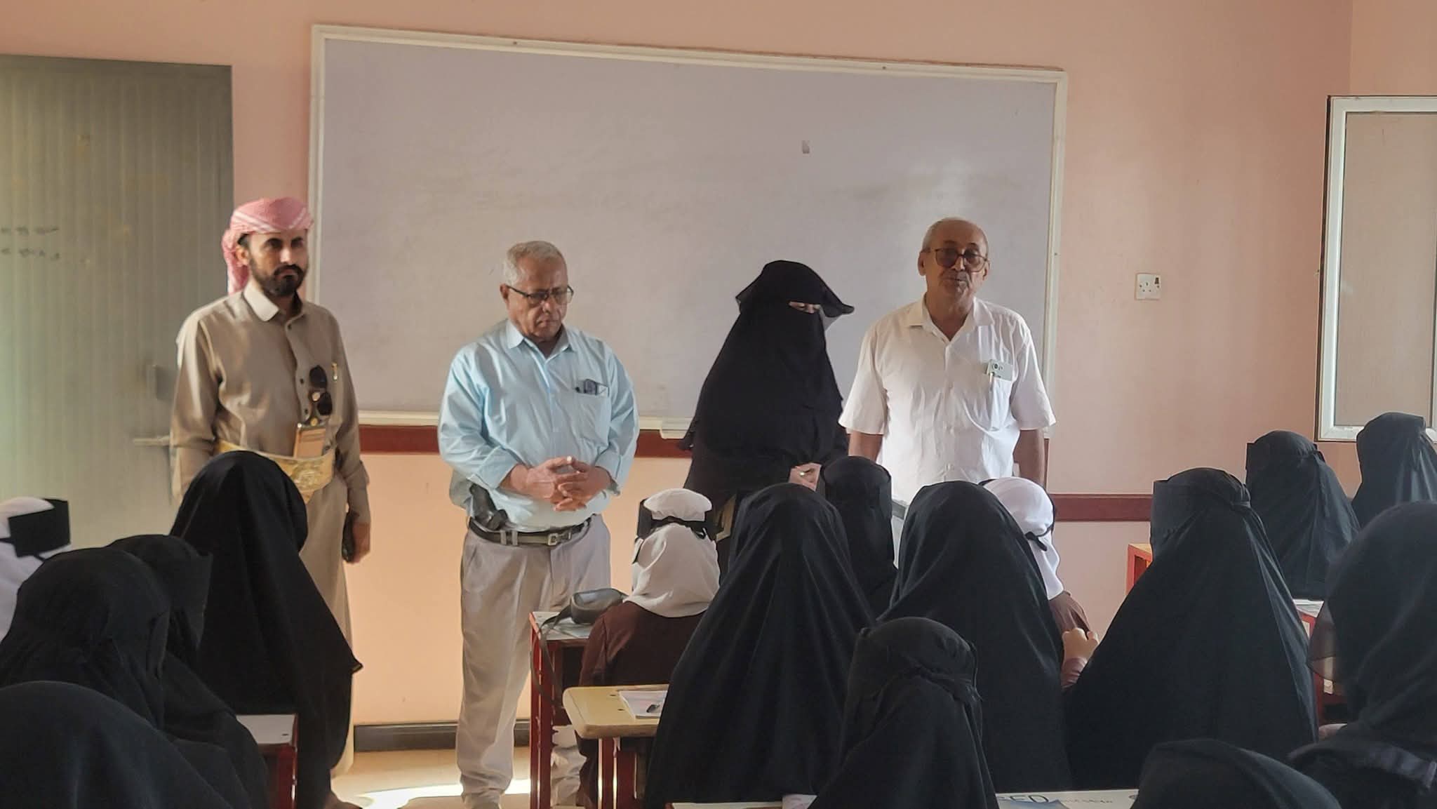 القاضي ومارش يدشّنان العام الدراسي الجديد بحيس ويؤكدان ضمان حق الطلاب النازحين في التعليم