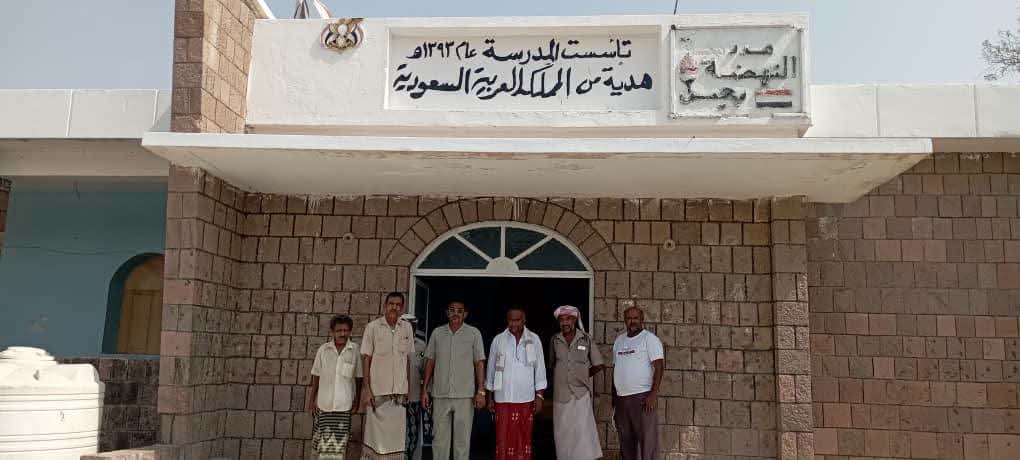 مدير تربية الحديدة يتفقد مدارس مديرية حيس