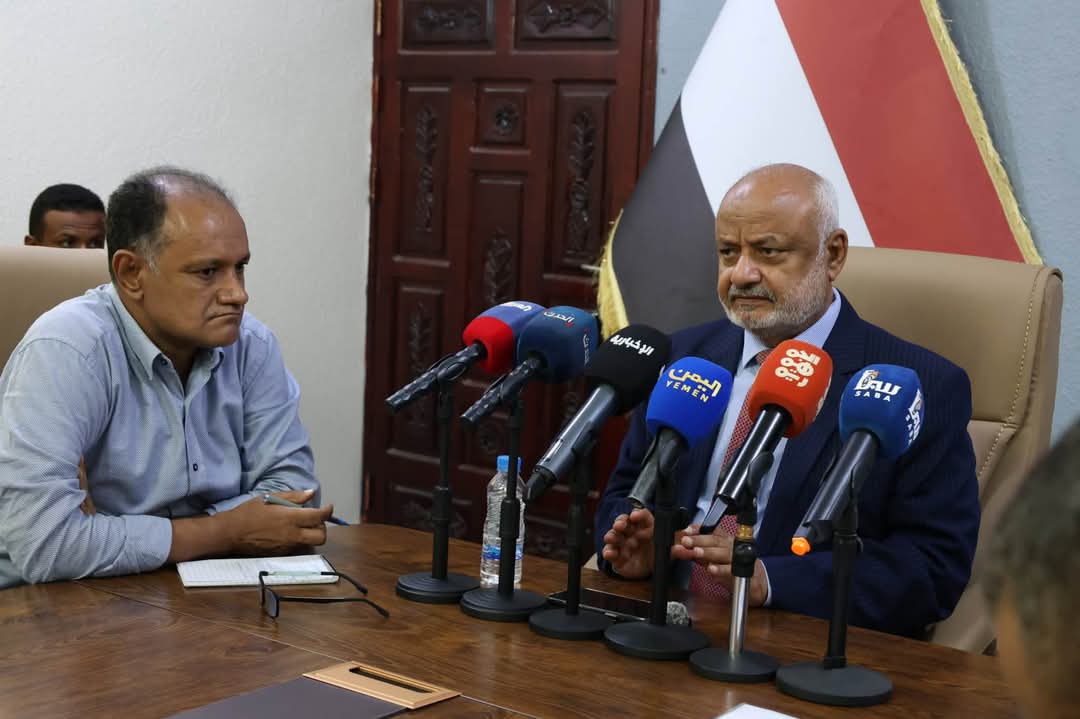 محافظ الحديدة يناقش مع إعلاميي وناشطي المحافظة تعزيز دورهم في المعركة الوطنية