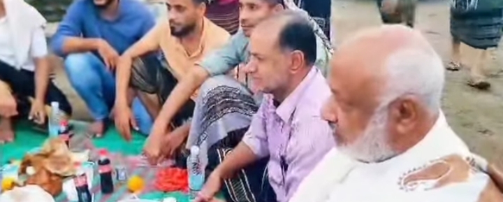 محافظ الحديدة يشارك أبناء قرية أبو زهر إفطارهم الجماعي